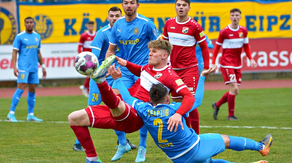 Louis Malina gehörte bis zu seiner Auswechslung zu den auffälligsten Halberstädter Akteuren. In dieser Szene hatten die Gäste Glück, dass es keinen Elfmeter für die Gastgeber gab.