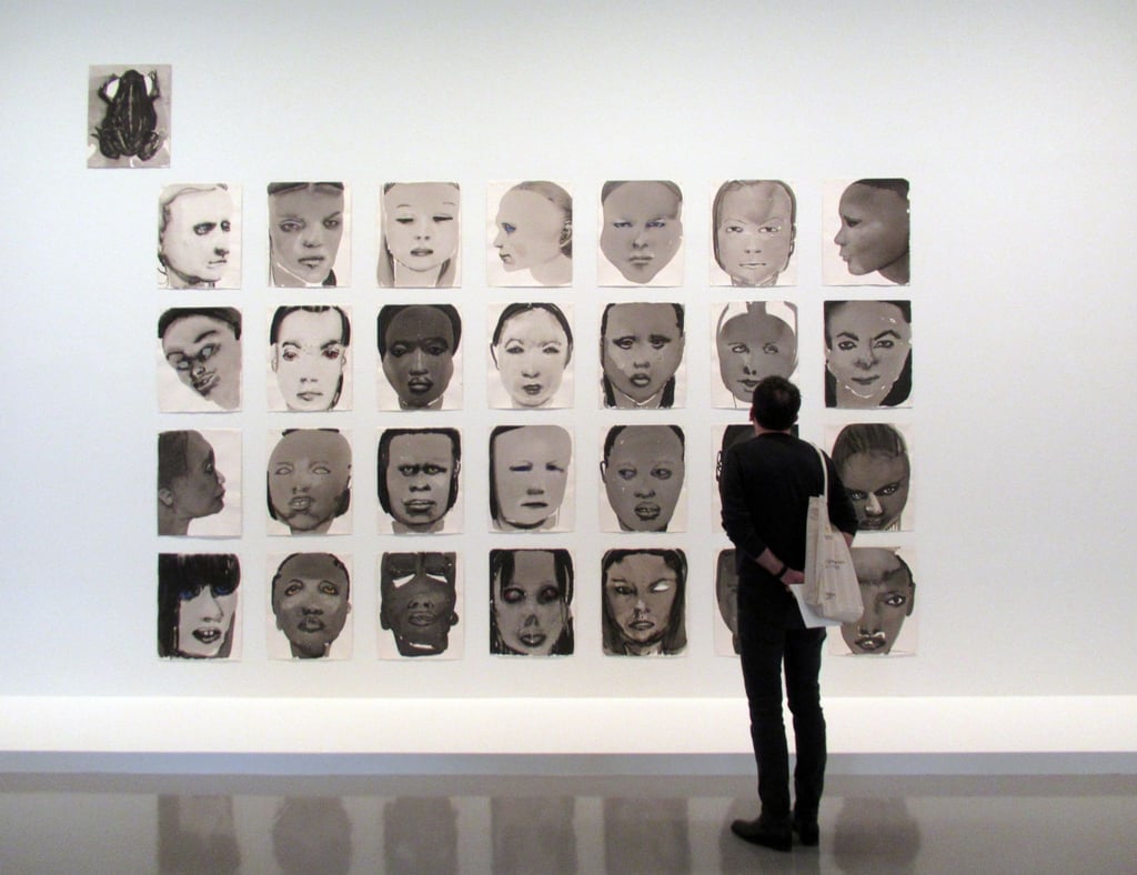 Ein Besucher steht im Palazzo Grassi vor dem Werk „Betrayal“ (Verrat) von Marlene Dumas.