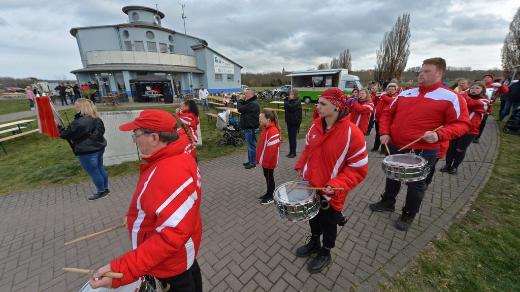 Der Schadelebener Spielmannszug eröffnet die Eröffnungsparty an der „Seeterrasse Arche Noah“.