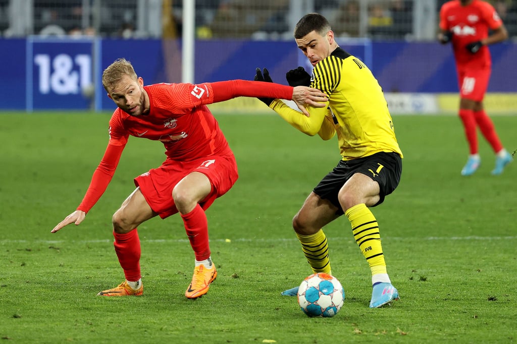 Konrad Laimer (l.) hält sich Giovanni Reyna (Borussia Dortmund) vom Leib.