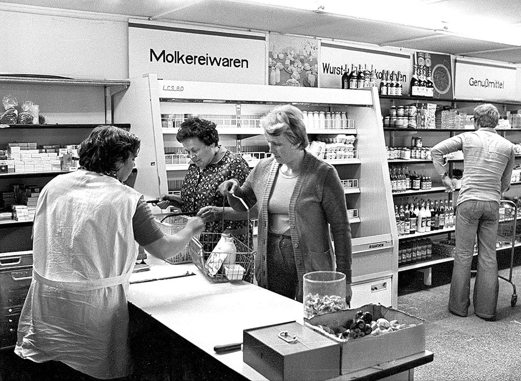 Typische Kaufhallen-Szene: Im Wurstregal (Mitte) stehen – mangels Wurst – Sekt- und Schnapsflaschen.