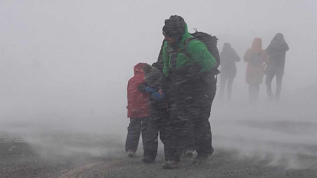 Auf dem Brocken herrschen seit Montagmorgen (4. April) Orkanböen mit Geschwindigkeiten von bis zu 130 km/h. Trotzdem wagen sich einige Menschen auf Norddeutschlands höchsten Gipfel. Der Deutsche Wetterdienst (DWD) hat eine Unwetterwarnung für den Oberharz herausgegeben.