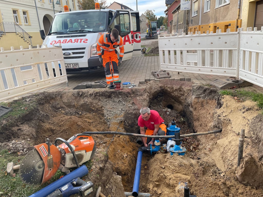 Wie soll der WAZV Bode-Wipper künftig die Kosten für neue Leitungen umlegen? Hier eine Baustelle in der Hermann-Danz-Straße in Hecklingen.