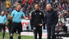 Klärungsbedarf: Christian Streich und Schiedsrichter Christian Dingert.