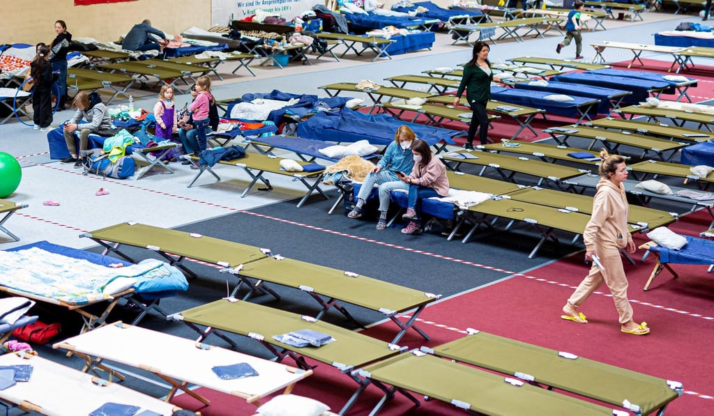 Geflüchtete aus der Ukraine sitzen in einer Flüchtlingsunterkunft im Landkreis Peine.