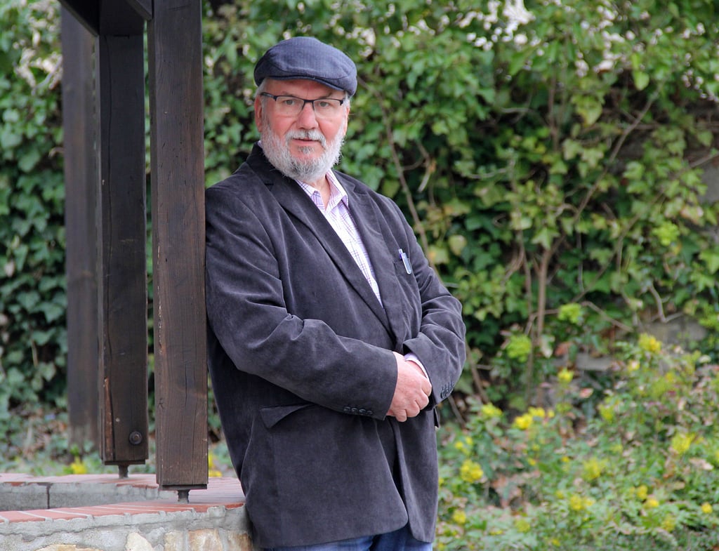 Manfred Jordan (69) bewirbt sich um seine fünfte Amtszeit als Bürgermeister der Gemeinde Eilsleben. Er wünschte sich mehr Personal in wichtigen Bereichen der Verwaltung, um Gemeindeprojekte zügiger zu realisieren.