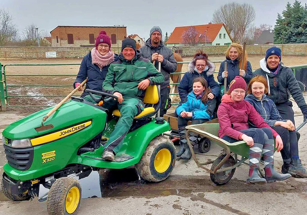 Bei einem wiederholten Arbeitseinsatz wurde das Gelände für den großen Tag der offenen Tür am Ostersamstag vorbereitet.