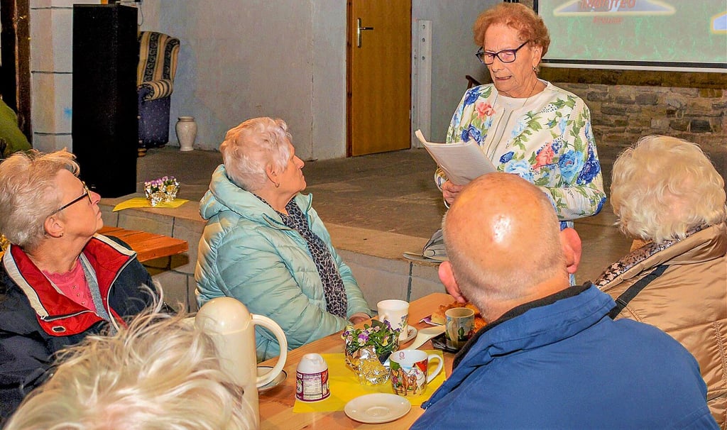 Sigrid Kramer, einst Bürgermeisterin von Domersleben und langjährige Vorsitzende der Heimatstube, sprach über die lange Historie der Heimatforscher.