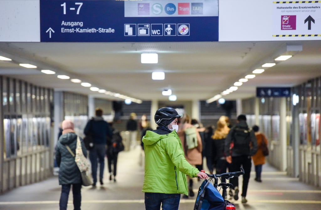 Die Pflicht ist weg: Die meisten Passanten auf dem Bahnhof trugen am Montag aber immer noch ihre Maske.
