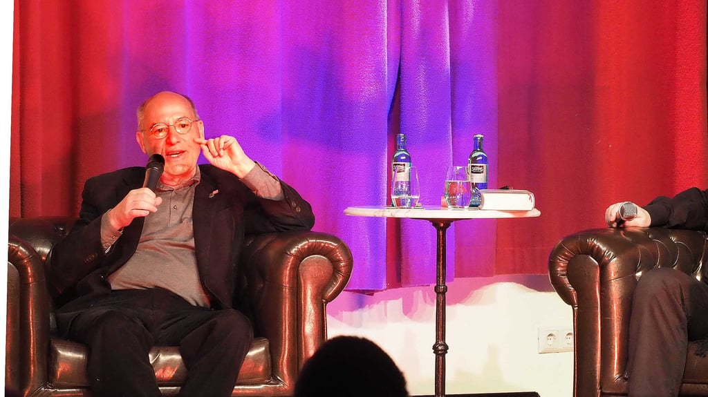 In gemütlichen Sesseln auf der Bühne des Osterwiecker Eventwerkes platziert, plauderte Gregor Gysi (links) aus seinem Leben und über aktuelle Ereignisse, die passenden Fragen dazu vom Moderator Hans-Dieter Schütt gestellt bekommen.