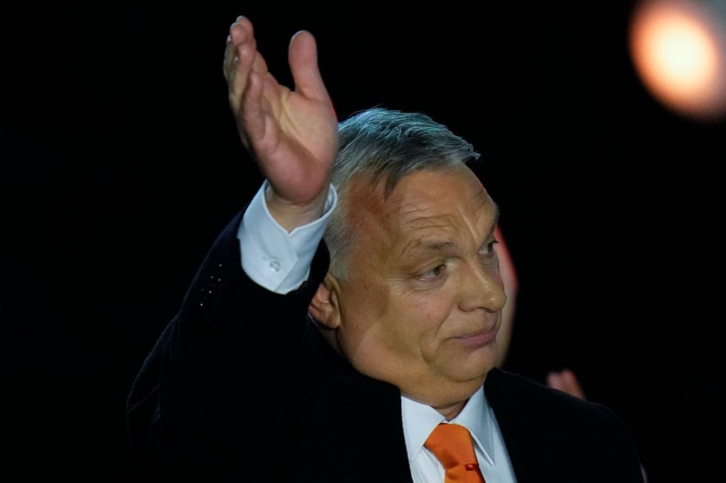 Ungarns Ministerpräsident Viktor Orban dankt jubelnden Anhängern während einer Wahlparty in Budapest.