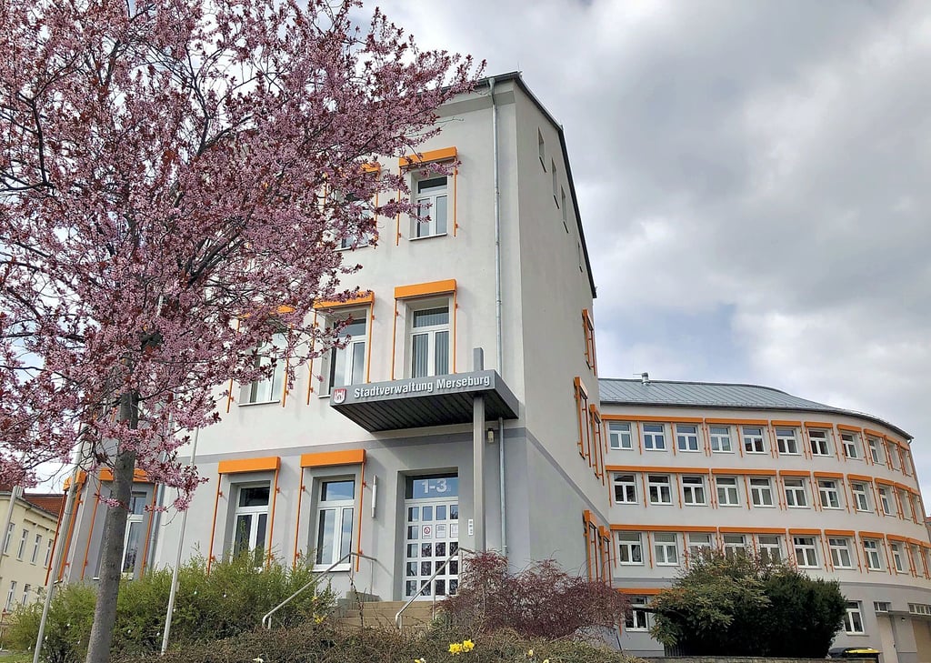 Dieses Gebäude ist der Sitz der Merseburger Stadtverwaltung und des OB. Hinter en Mauern spielt sich gerade einiges ab.