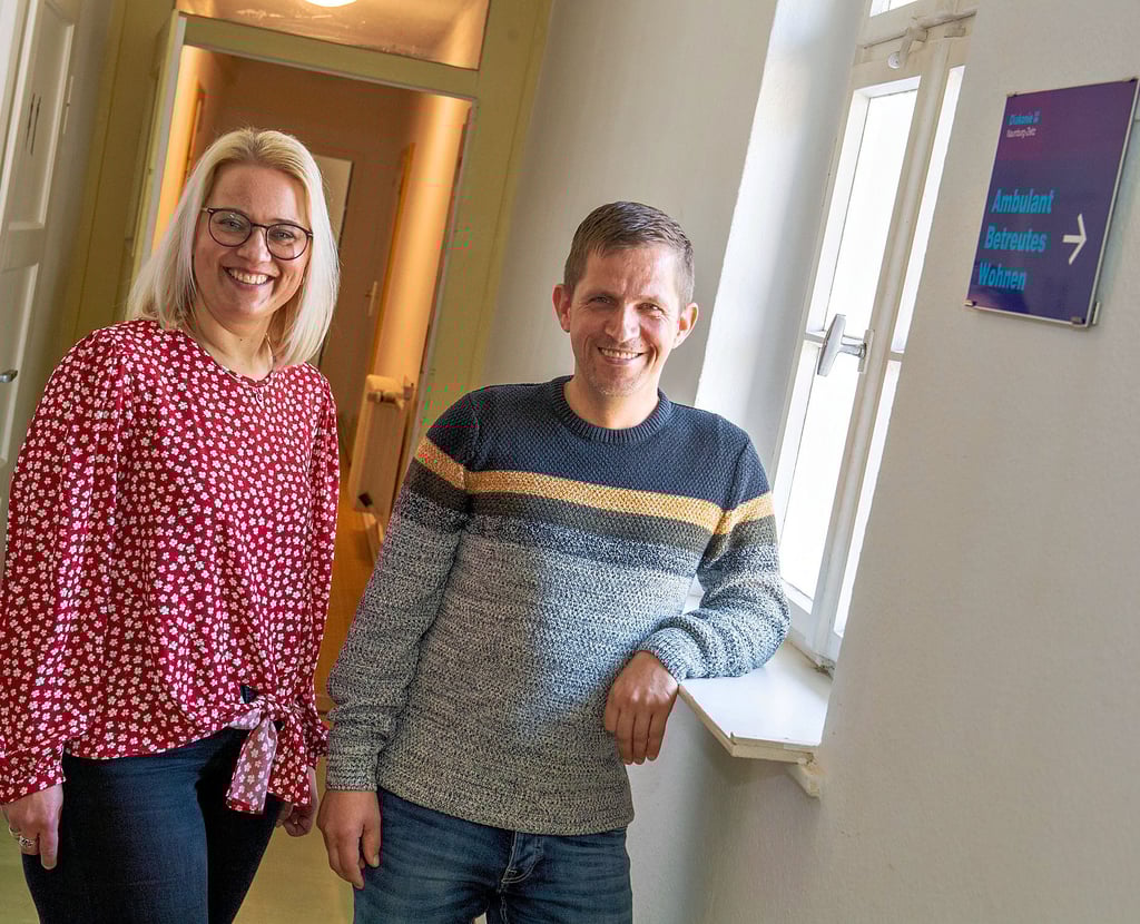 Frauke Rausch, Mitarbeiterin im Ambulanten Betreuten Wohnen der Diakonie Naumburg-Zeitz, mit ihrem Klienten René Wiegand. Der 39-Jährige aus Bad Kösen hat 20 Jahre lang Drogen konsumiert.