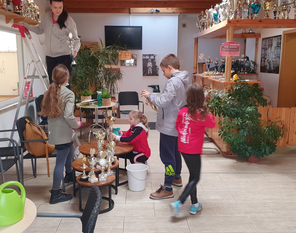 Mitglieder aller Altersgruppen halfen dabei mit, dass das Dojo und das Umfeld vom Karateclub an der Johannes-Göderitz-Straße in Magdeburg herausgeputzt wurden. Es war der erste Putzeinsatz des Olvenstedter Vereins seit zwei Jahren. 