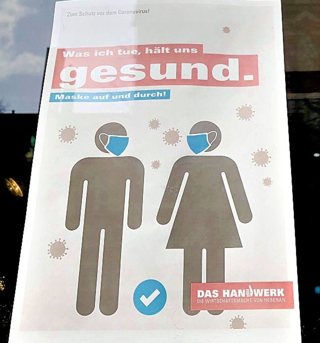 Gilt auch nach dem Ende der Maskenpflicht: Plakat beim Schmucken Otto in der Innenstadt.