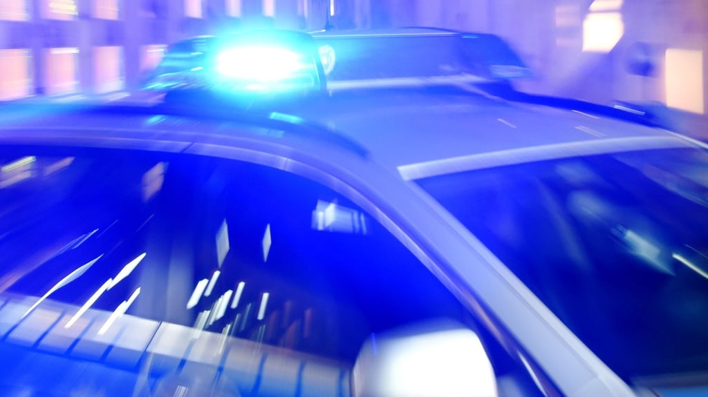 Ein 30-Jähriger ist am Sonntagabend mit einer Axt durch Zeitz gelaufen und hat dabei einen Mann leicht verletzt.