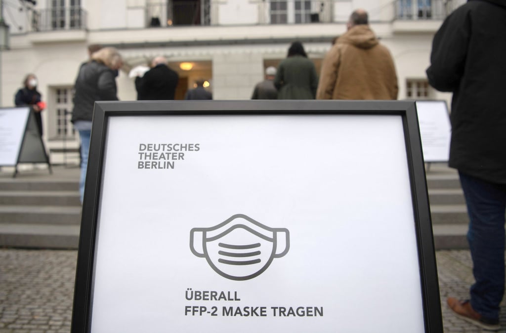 Besucher stehen vor dem Deutschen Theater. Wichtige Kulturinstitutionen in Berlin und andernorts wollen auch nach dem Wegfall der meisten Corona-Regelungen an einer Maskenpflicht festhalten.