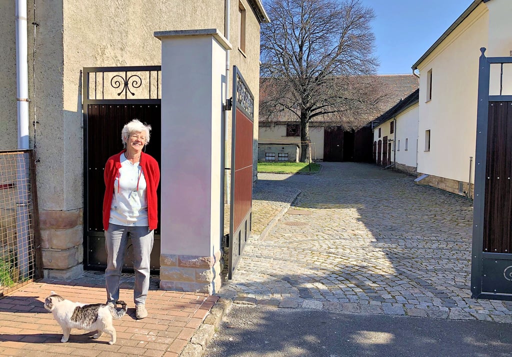 Gudrun Daßler wohnt auf dem Hof ihrer Familie, der nach dem Abruch des alten Dorfs knapp zwei Kilometer entfernt neu gebaut wurde.