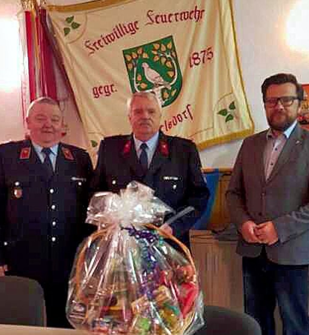 Bei der Ehrung von Heinz Meyer (Mitte) auch dabei: Ortswehrleiter Frank Weber (links) und Huy-Bürgermeister Maik Berger.