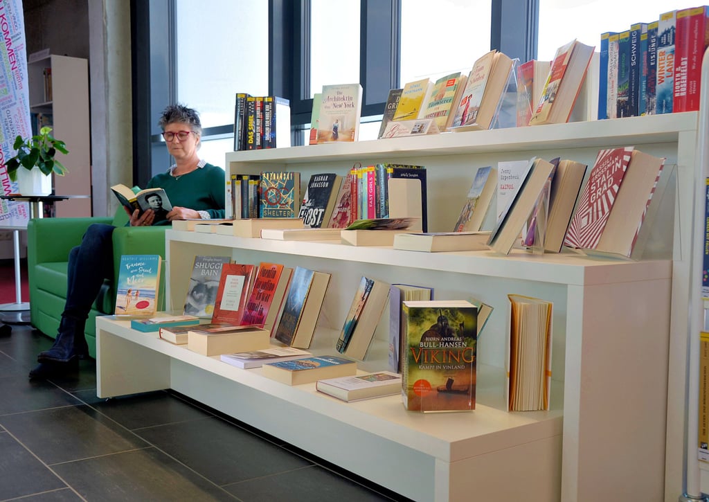 Auch Susanne Sulek ist natürlich passionierte Leserin. Bei den zahlreichen Neuerscheinungen am Eingang fällt es der Leiterin der Stadtbibliothek in Staßfurt schwer, etwas herauszufischen, was sie privat gern lesen möchte.