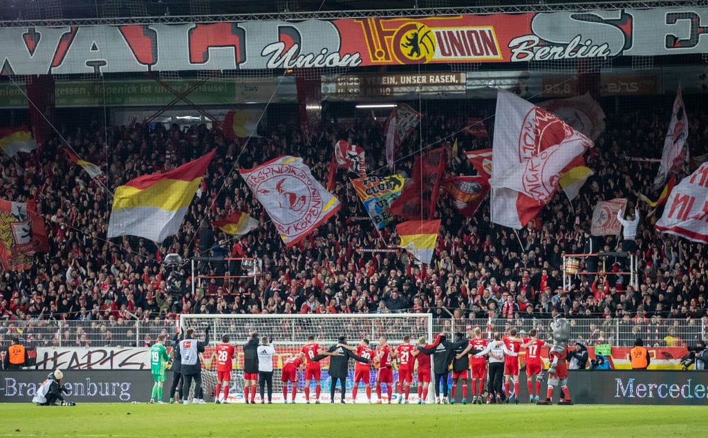 Die Union-Fans feiern ihre Mannschaft nach dem Sieg gegen den 1. FC Köln.