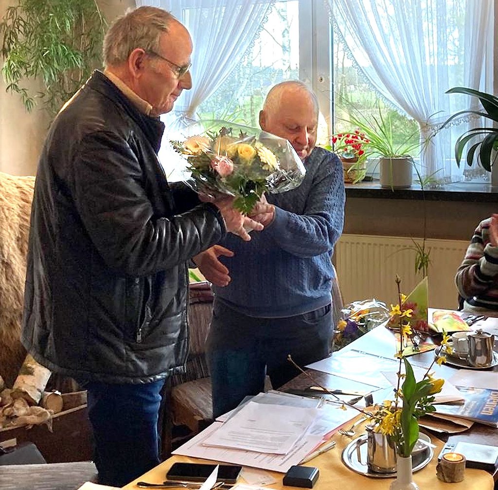Mit einem Blumenstrauß bedankte sich Vereinsvize Burkhard Herfort (rechts) bei Günter Schröder für elf Jahre Engagement als Vorsitzender des Beetzendorfer Imkervereins.
