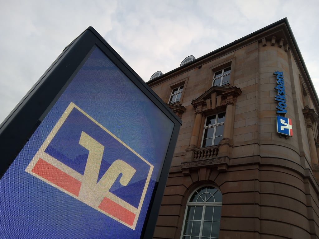 Die Volksbank Magdeburg sitzt im Breiten Weg 212.  Sie ist in der Landeshauptstadt und den Altkreisen Schönebeck und Wolmirstedt aktiv.