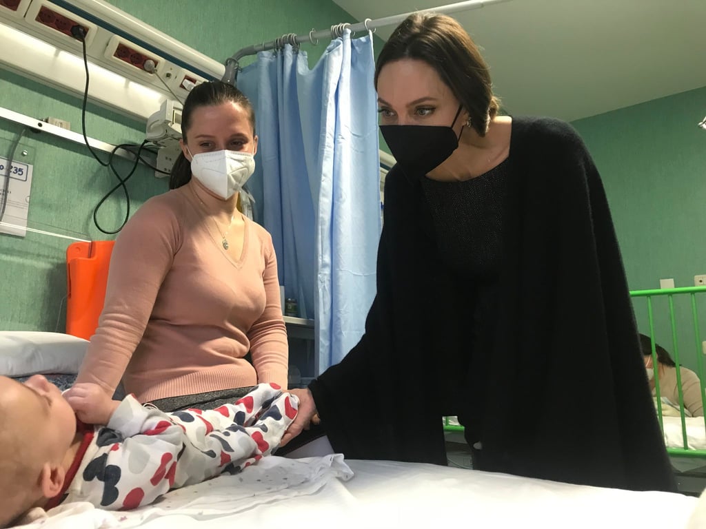 Angelina Jolie besucht ein ukrainisches Kind im Vatikan-Kinderkrankenhaus.