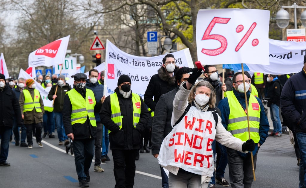 Ein Warnstreik von Beschäftigten von Versicherungen - und Banken - in Hannover.