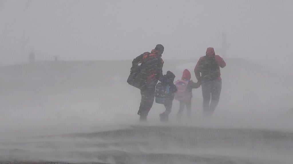 Auf dem Brocken im Harz stürmt es seit Montagmorgen (4. April). Für den Oberharz hat der Deutsche Wetterdienst eine Unwetterwarnung bis Dienstagmorgen (5. April) ausgesprochen. Trotzdem wagen sich einige Menschen auf Norddeutschlands höchsten Gipfel.