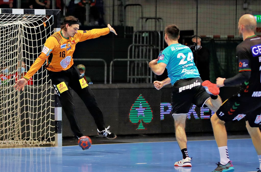 Für Jannick Green (links) – hier im Gruppenspiel gegen Gorenje Velenje – geht es mit dem SCM um den Einzug in das Viertelfinale. Nach dem Remis im Hinspiel muss das Rückspiel gegen Sporting Lissabon gewonnen werden.