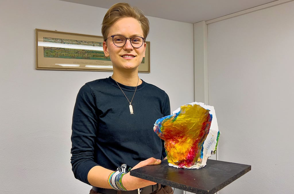 Leona Paul präsentiert ihr Kreisel-Kunstmodell. Daran hat die 16-Jährige mehrere Wochen gearbeitet.