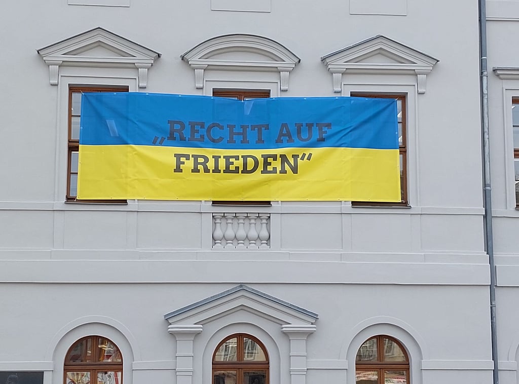 Viele Menschen und Einrichtungen in Dessau-Roßlau, wie hier die Bibliothek, solidarisieren sich mit der Ukraine. Ein Veteranen-Verein, der den russischen Angriff rechtfertigt, will dennoch an seinem Treffen im Mai festhalten.