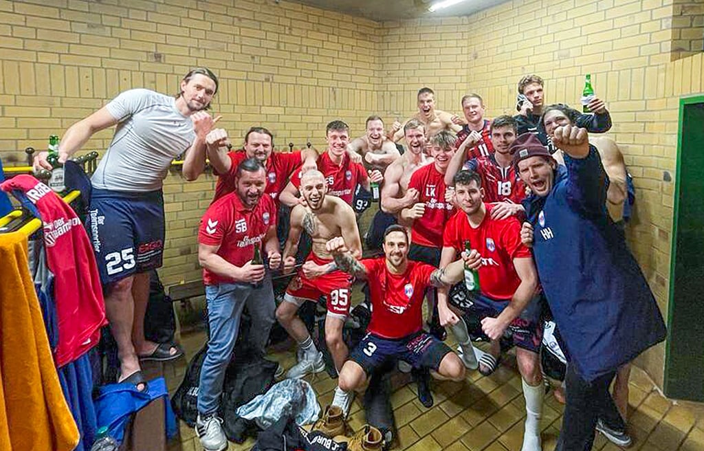 Die Drittliga-Männer des HC Burgenland bejubeln in der Kabine ihren 32:30-Sieg gegen den gastgebenden TV Bissendorf-Holte.