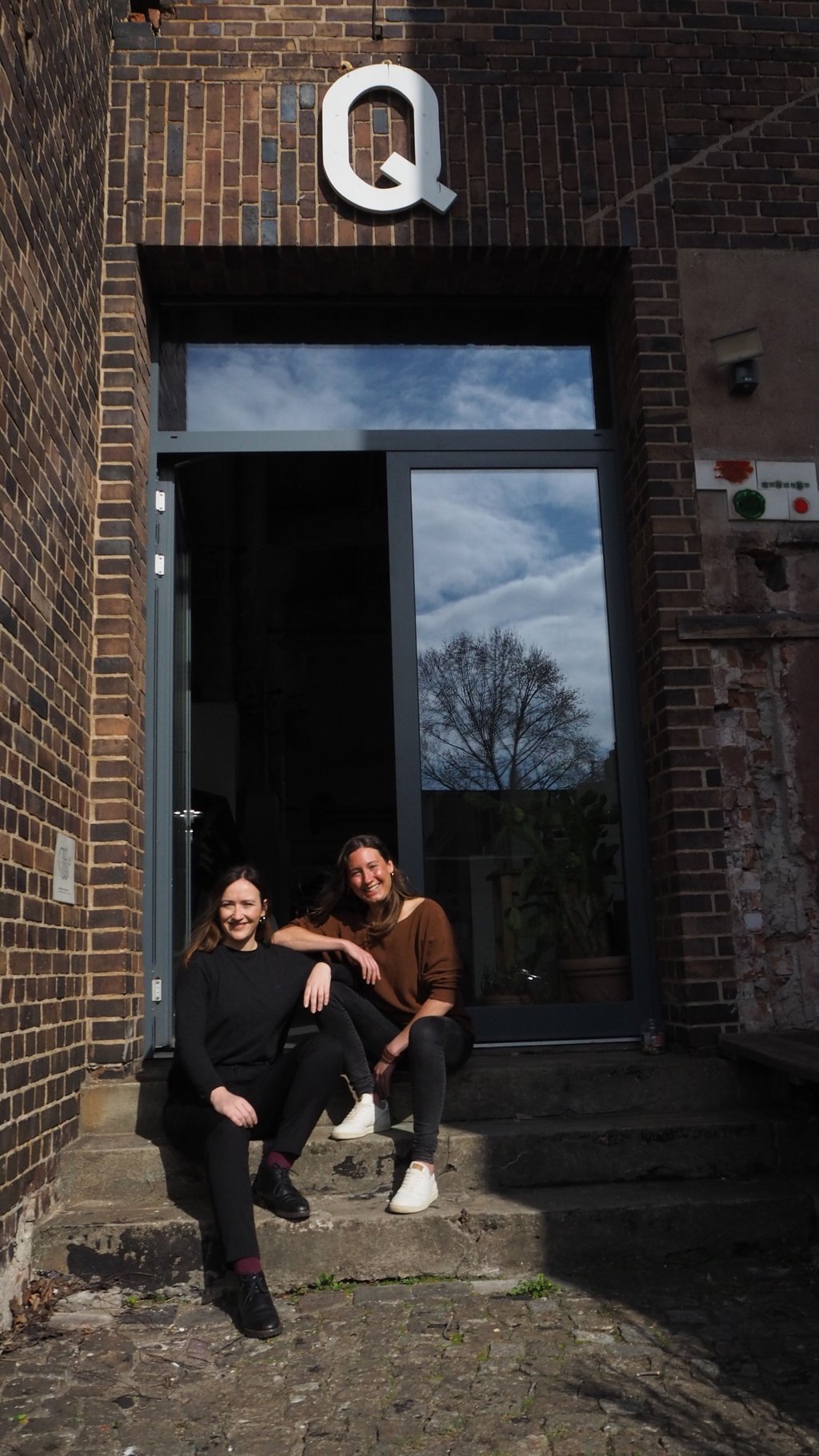 Gina Mund und Evelyn Fischer vom Musikkombinat Magdeburg e.V. vor dem QHof im Magdeburger Werk 4.