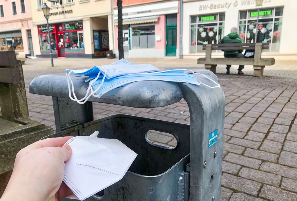 Die Maskenpflicht beim Einkaufen ist auch in Zeitz zuende. Während mancher den Mund-Nasenschutz entsorgt, halten aber viele daran fest.