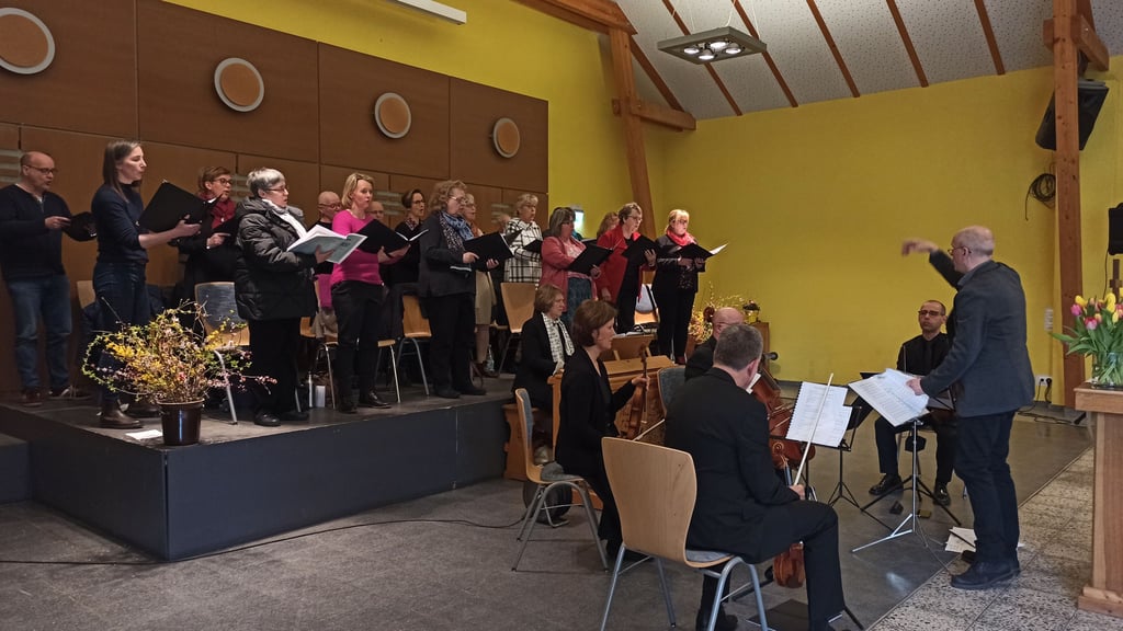 Die Biederitzer Kantorei untermalt den Begrüßungsgottesdienst musikalisch, samt Streichquartett und Truhenorgel.