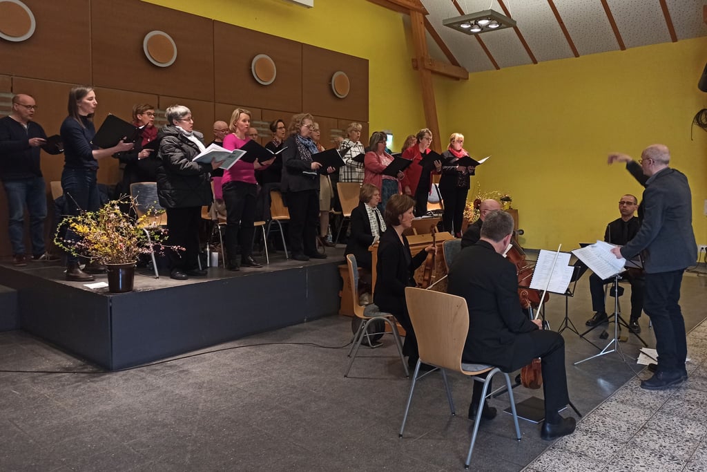 Die Biederitzer Kantorei untermalt den Begrüßungsgottesdienst musikalisch, samt Streichquartett und Truhenorgel.
