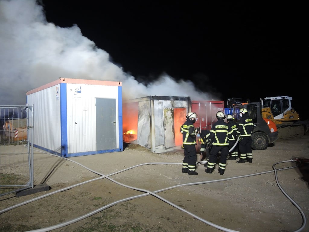 Ein Bürocontainer hat am Sonntag (3. April) in Gardelegen gebrannt. Die Feuerwehr rückte mit sechs Autos und 23 Feuerwehrkameraden aus. Aufgrund der Hitze wurden zwei weitere Container beschädigt.