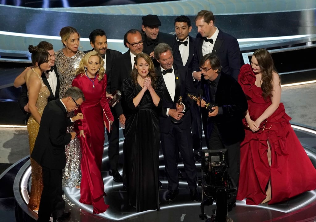 Die Darsteller und die Crew von „Coda“ nehmen den Preis für den besten Film entgegen.