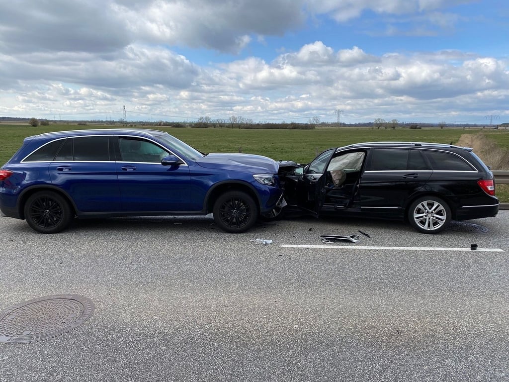 Zwei Autos sind am Sonntag (3. April) in Buchholz (Ortsteil von Stendal) frontal zusammengestoßen. Der 69-Fahrer eines Mercedes war aus bislang ungeklärter Ursache auf die Gegenfahrbahn gekommen.