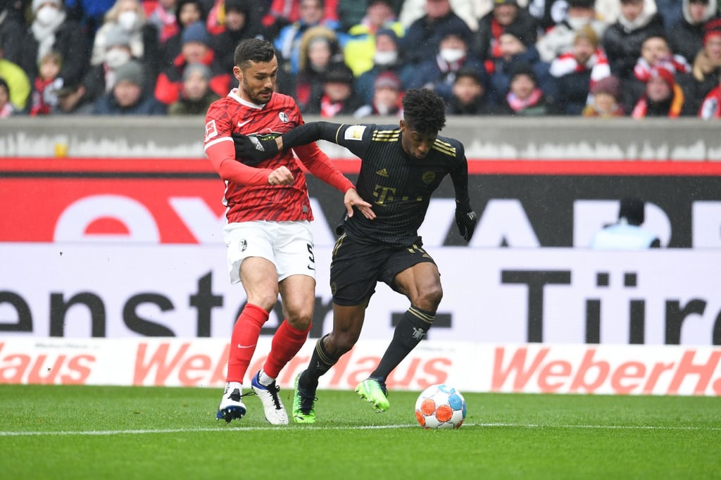 Bei der geplanten Auswechslung von Kingsley Coman (r) war zunächst die falsche Rückennummer angezeigt worden.