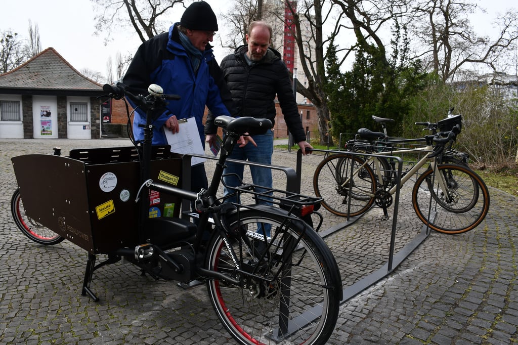 Vor der Festung Mark in Magdeburg wurden Fahrradständer aufgestellt. Hier Jürgen Canehl vom ADFC und Christian Szibor von der Festung Mark.
