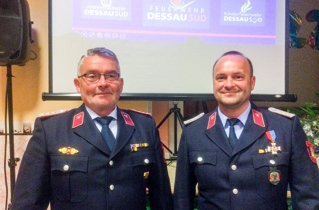 Der erste und der aktuelle Ortswehrleiter Tino Groschupf (links) und Marcel Kirschke blicken stolz auf das vergangene Vierteljahrhundert.