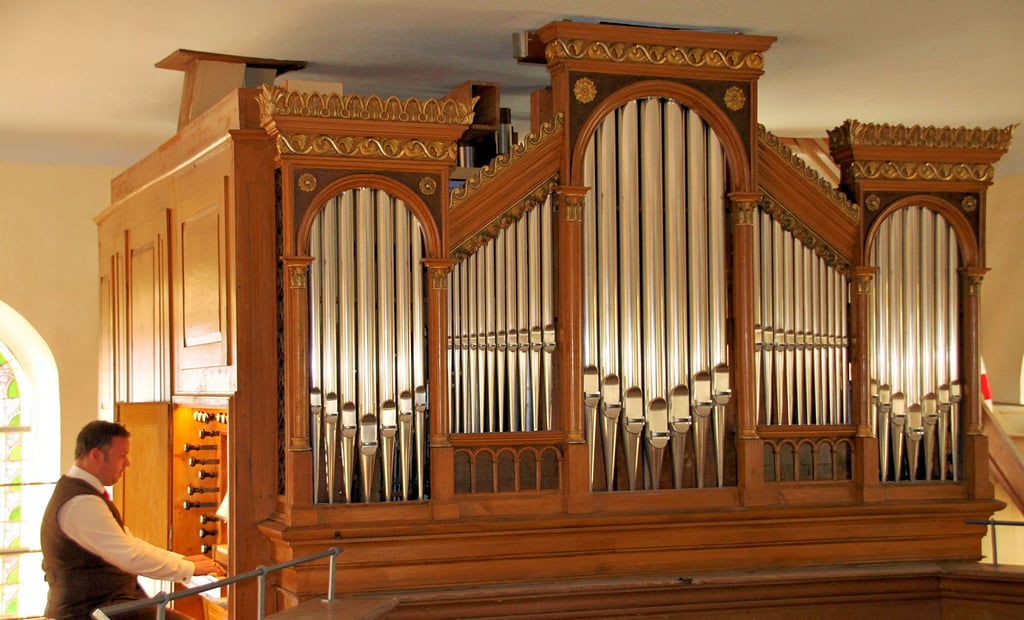 Kantor Thomas Beißert aus Hillersleben brachte die Orgel in St. Godeberg zum Auftakt der monatlichen Bebertaler Orgelkonzerte zum Klingen.