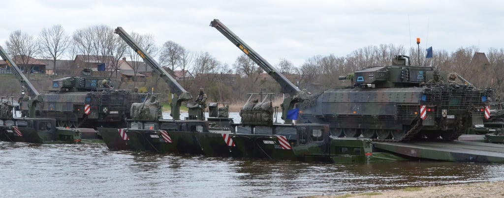 Erstmals setzten in diesem künftigen Nato-Gefechtsverband auch Puma-Schützenpanzer mit der amphibischen Schwimmschnellbrücke M3 der Mindener Pioniere über die Elbe bei Hohengöhren. Im Hintergrund ist Storkau zu sehen, von wo es zum Übungsplatz in die Colbitz-Letzlinger Heide ging.