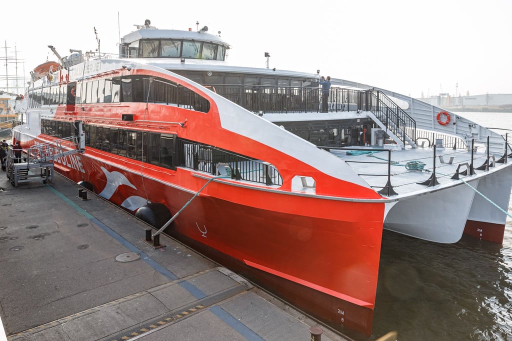 Der Katamaran „Halunder Jet“ fährt von nun an wieder täglich von Hamburg und Cuxhaven zur Nordseeinsel Helgoland.