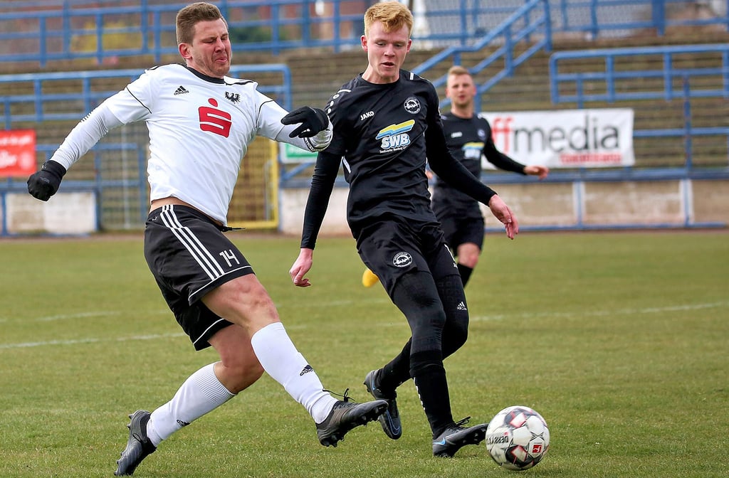 Herber Verlust: Preussens Kapitän Steve Röhl (l./im Zweikampf mit Bennet Weigel) wird seiner Mannschaft im nächsten Spiel gegen Farnstädt fehlen.