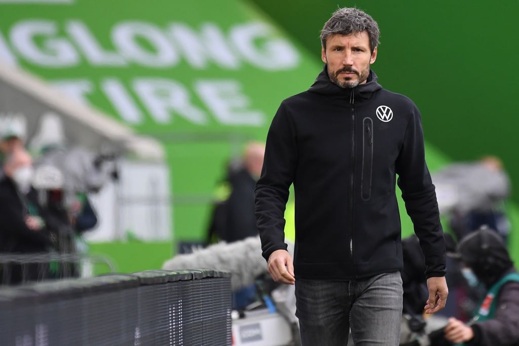 Auch der damalige Wolfsburg-Coach Mark van Bommel leistete sich einen Wechselfehler.