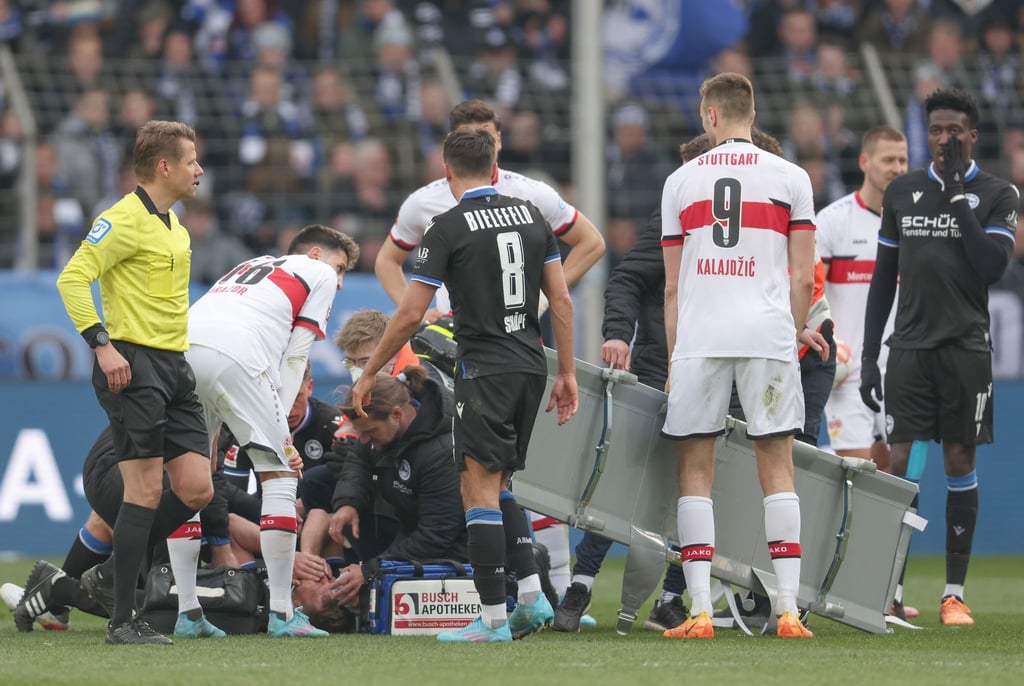 Der Bielefelder Fabian Klos wird auf dem Platz behandelt.